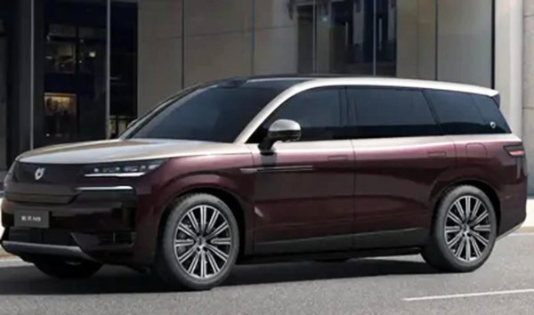 明道配资 比亚迪全新大型豪华SUV，45万起，配2.0T+三电机，续航超1302km！