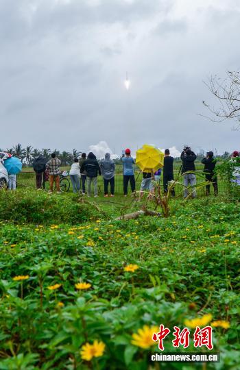 恒盛策略 游客雨中“追箭”：长征系列运载火箭的第605次飞行