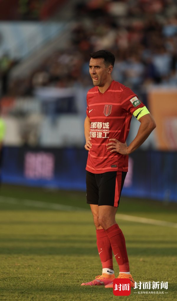 掌柜配资 成都蓉城再获中超季军  徐正源：“这是最遗憾的一年”